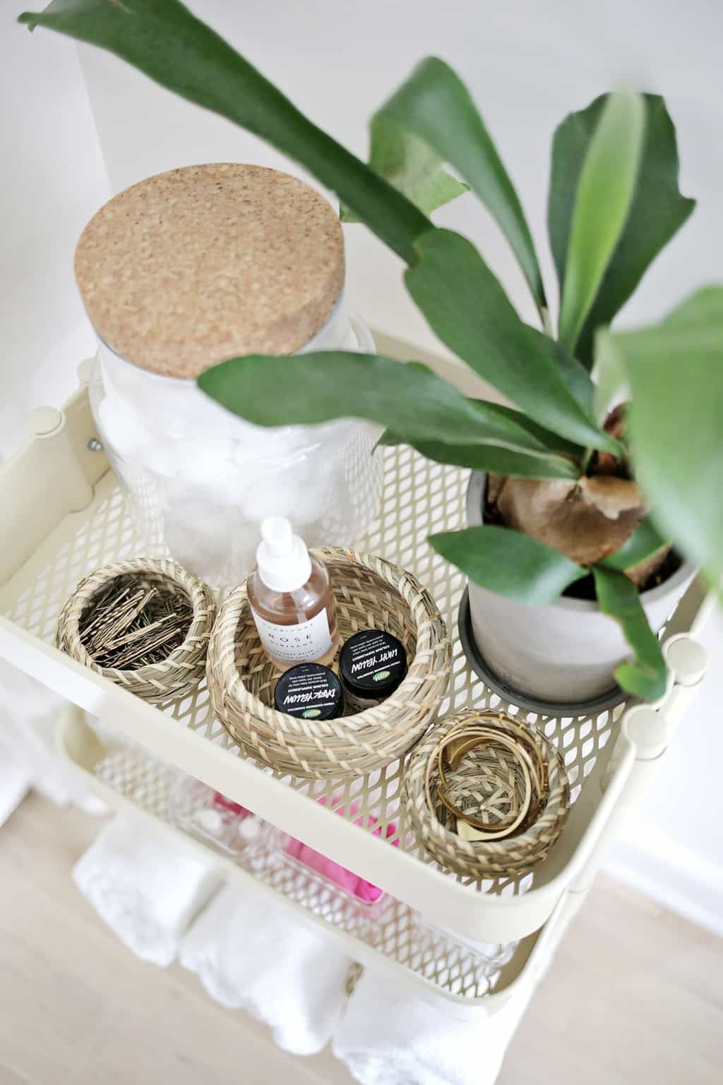 How to Keep Any Bathroom Organized